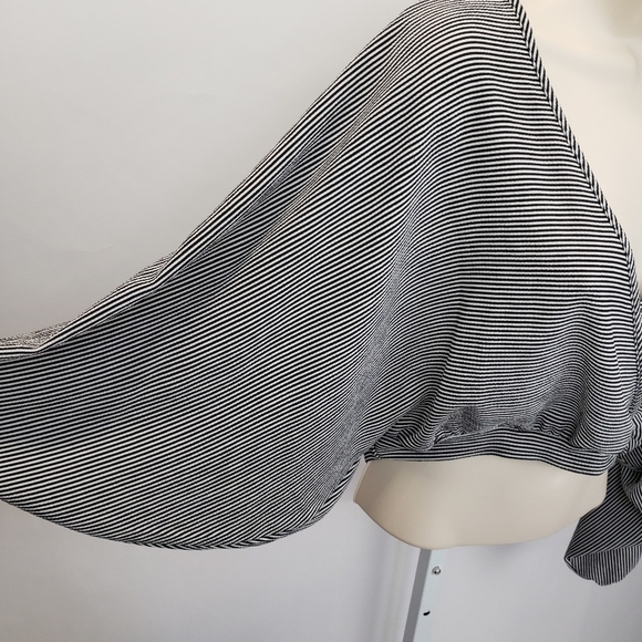 Audrey 3+1 bubble sleeve crop top - Picture 3 of 10